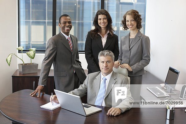 Porträt von vier Businesspeople in office