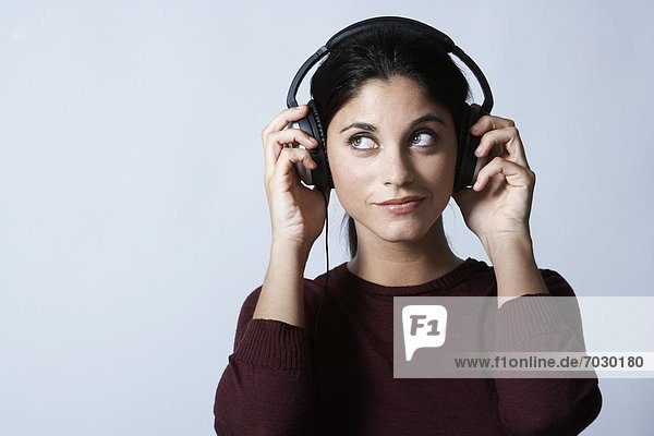 Junge Frau hört mit Kopfhörer