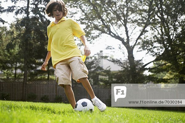 Junge - Person  Fußball  Ball Spielzeug  12-13 Jahre  12 bis 13 Jahre  spielen