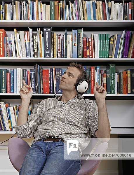 Mann  zuhören  Kopfhörer  Mittelpunkt  Erwachsener
