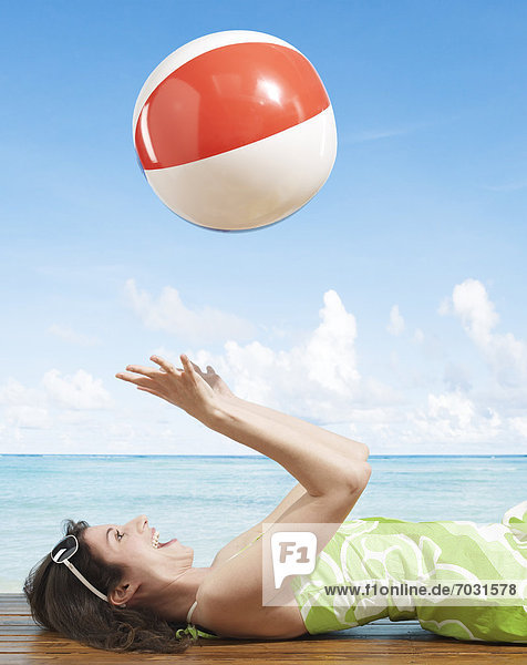 Junge Frau mit Beach-Ball spielen