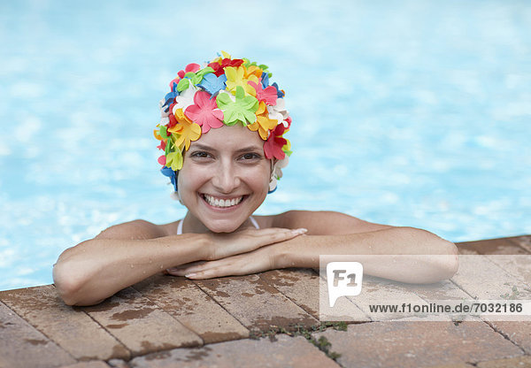 Farbaufnahme Farbe Frau Erwachsener Mittleren Alters Erwachsene Mittleren Alters Schwimmbad Kleidung