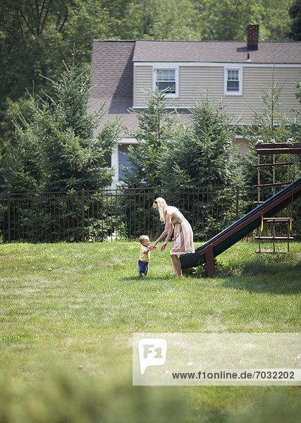 Junge - Person  Spielplatz  Mutter - Mensch  Baby  spielen