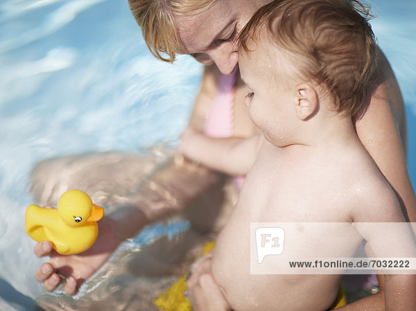 Junge - Person Schwimmbad Mutter - Mensch Baby spielen