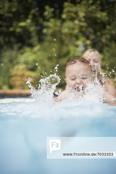 Wasser Junge - Person planschen Schwimmbad Baby