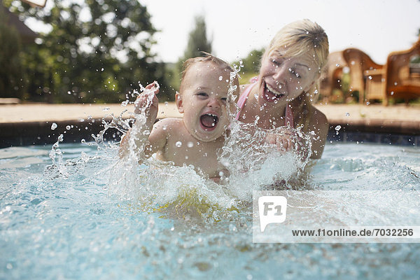 Junge - Person planschen Schwimmbad Mutter - Mensch Baby