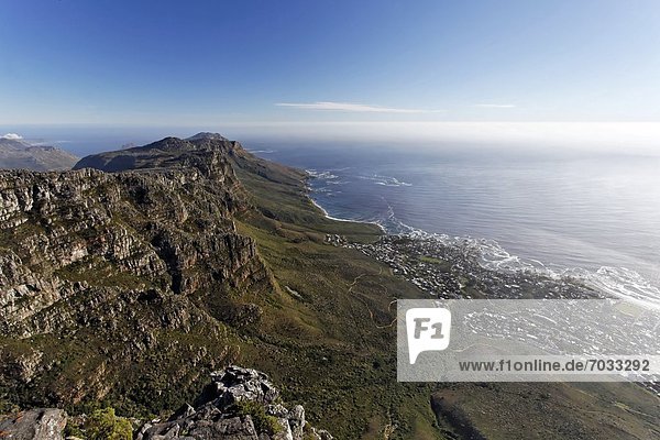 Tafelberg mit Sicht auf die Zwölf Apostel nahe Camps Bay  Kapstadt Südafrika