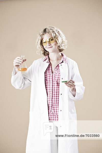 Teenagerin mit Petrischale und Laborkittel
