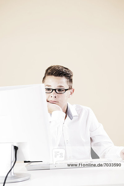 Teenager arbeitet am Computer