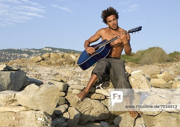 Mann Küste Gitarre jung spielen