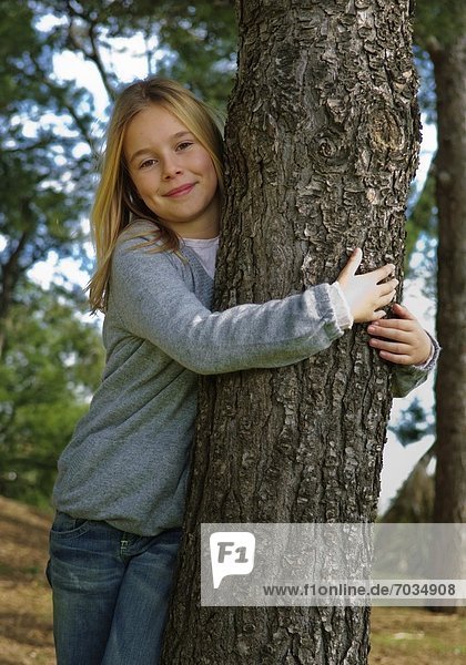 Laubwald umarmen Baum jung Mädchen
