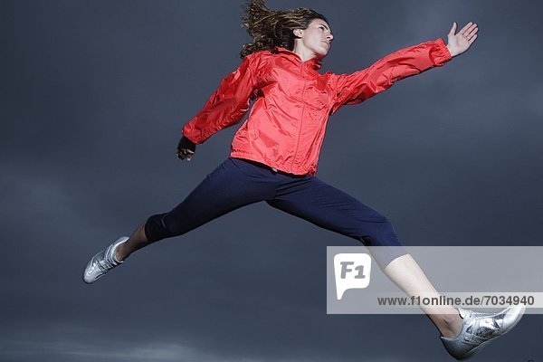 Frau  springen  In der Luft schwebend  Athlet