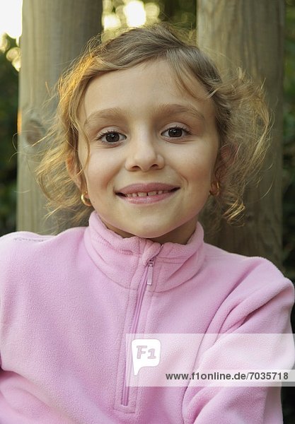 Außenaufnahme Portrait lächeln Mädchen freie Natur