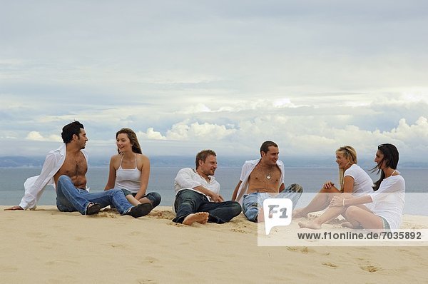 Gruppe von Freunden am Strand