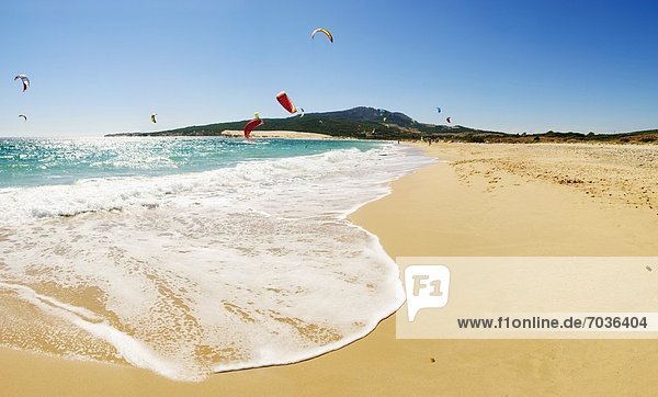 Kitesurfen entlang dem Strand von Punta Paloma  Cadiz  Spanien