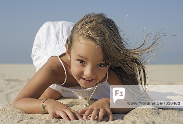 Strand jung Mädchen spielen