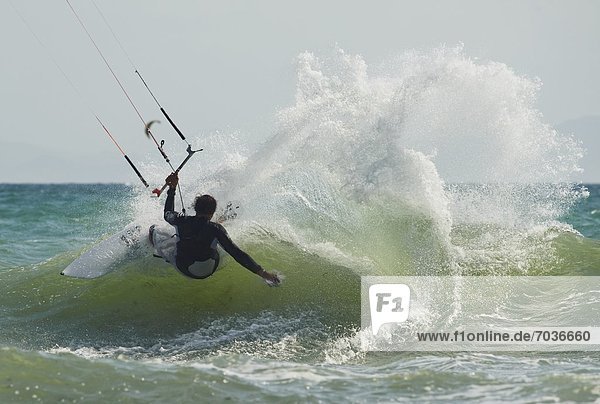 Kitesurfer fangen Wasserwelle Welle