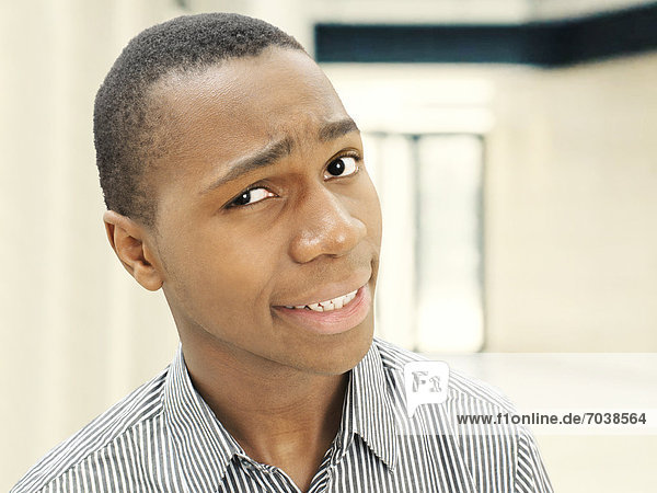 Mann  jung  afroamerikanisch  amerikanisch  freundlich  skeptisch  fragend  lächelnd