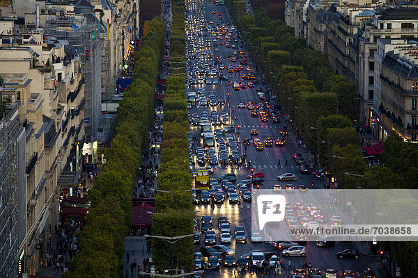 Blick auf die Champs-…lysÈes  Paris  Œle-de-France  Frankreich  Europa