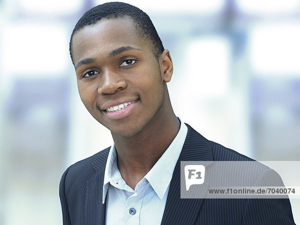 Geschäftsmann  jung  afroamerikanisch  amerikanisch  seriös  freundlich  lächelnd  sympathisch  kompetent
