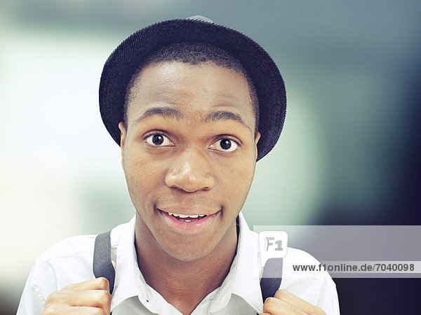 Mann  jung  afroamerikanisch  amerikanisch  freundlich  lächelnd  mit Hut