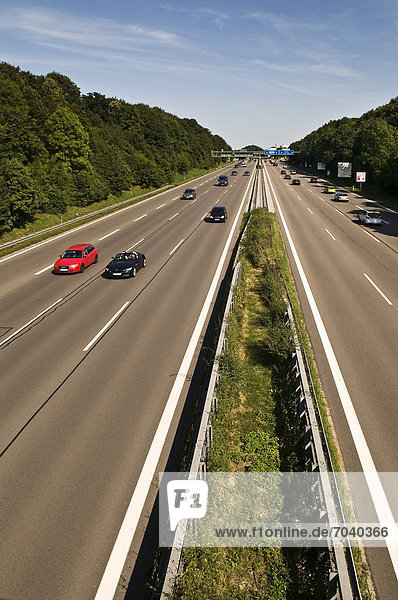 Blick von AB-Brücke auf Autobahn A96 bei München-Laim mit ruhigem Verkehr  München  Bayern  Deutschland  Europa  ÖffentlicherGrund