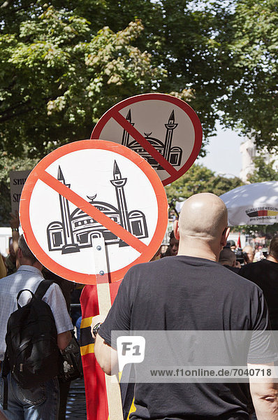 Verbotsschilder Moschee  Bürgerbewegung Pro Deutschland  Demo gegen Salafisten  Islamisten  am 18.8.2012 vor der As-Sahaba-Moschee  Wedding  Berlin  Deutschland  Europa