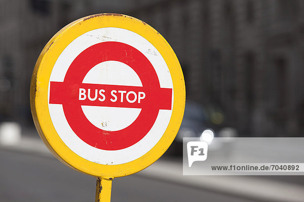 Schild  Bushaltestelle  provisorische Haltestelle  Transport for London  Logo  London  England  Großbritannien  Europa