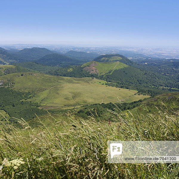 Blick vom Puy de Dome auf die Vulkanlandschaft der Chaine des Puys  Auvergne  Frankreich  Europa