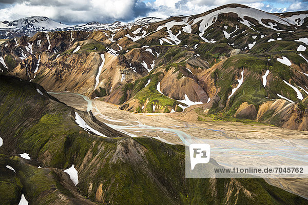 Luftaufnahme  verflochtener Fluss JökulgilkvÌsl  stellenweise mit Schnee bedeckte Rhyolith-Berge  Landmannalaugar  Fjallabak Naturschutzgebiet  Hochland  Island  Europa