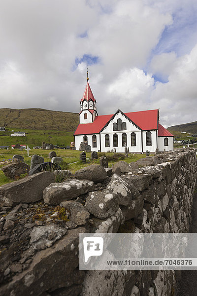 Kirche der Gemeinde Sandav·gur auf der Insel V·gar  Färöer  Färöer-Inseln  Nordmeer  Nordeuropa  Europa