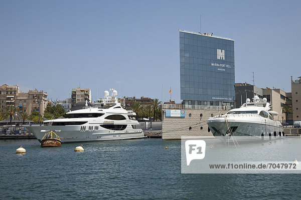 Luxusyachten im Hafen Port Vell  Marina Port Vell  Barcelona  Katalonien  Spanien  Europa