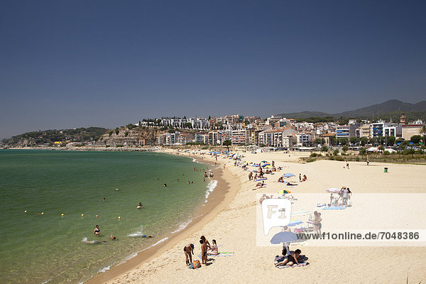 Strand und Küste vor dem Ort Arenys de Mar  Comarca Maresme  Costa del Maresme  Katalonien  Spanien  Europa  ÖffentlicherGrund