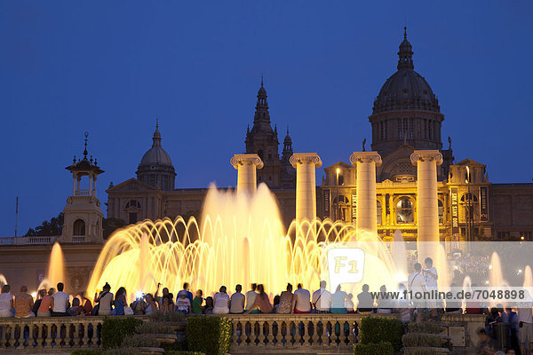 Der magische Brunnen am Montjuic  Wasserspiele Font Magica  Museu Nacional d'Art de Catalunya  Barcelona  Katalonien  Spanien  Europa  ÖffentlicherGrund