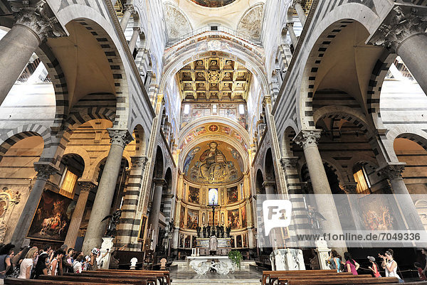 Innenaufnahme mit Altarbereich  Dom Santa Maria Assunta  Pisa  Toskana  Italien  Europa