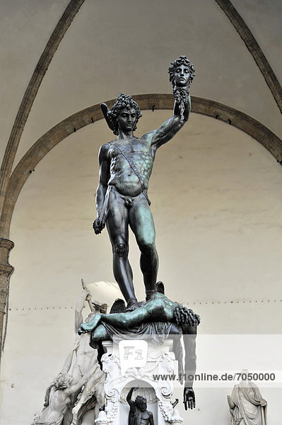Perseus mit dem Haupt der Medusa von Benvenuto Cellini  Statue auf der Piazza della Signoria  Florenz  Toskana  Italien  Europa