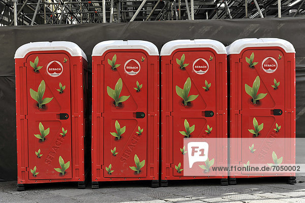 Toilettenpark auf dem Vorplatz der Basilica di Santa Croce  anlässlich einer Veranstaltung  Florenz  Toskana  Italien  Europa