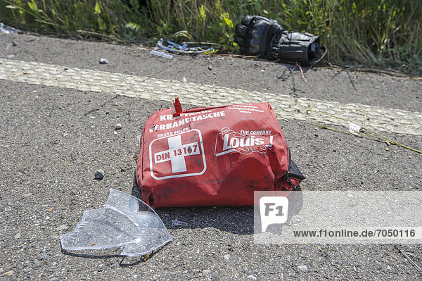 Erste-Hilfe-Tasche an Unfallstelle  Baden-Württemberg  Deutschland  Europa