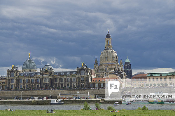 Brühlsche Terrasse mit Frauenkirche  über die Elbe  Dresden  Sachsen  Deutschland  Europa