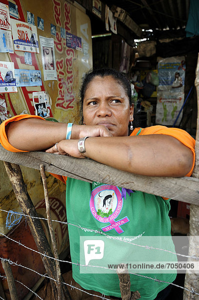 stehend Frau Nervosität Amerika Fotografie Wohnhaus Eingang Mittelpunkt Zimmer Ghetto Nicaragua