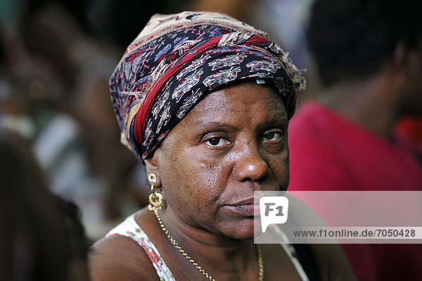 Afro-brasilianische Frau mit Kopftuch  Portrait  Rio de Janeiro  Brasilien  Südamerika *** WICHTIG: KEINE VERÖFFENTLICHUNG IN BRASLIEN ***