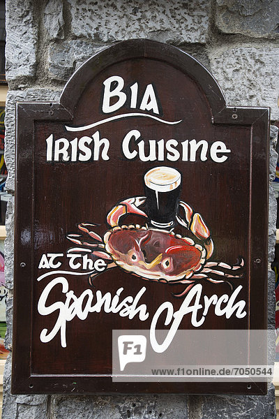 Schild irische Küche  Pub Spanish Arch  Galway  County Galway  Republik Irland  Europa  ÖffentlicherGrund
