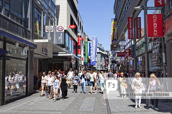 Die Einkaufsstraße Hohe Straße  Fußgängerzone im Zentrum der Innenstadt  Köln  Nordrhein-Westfalen  Deutschland  Europa