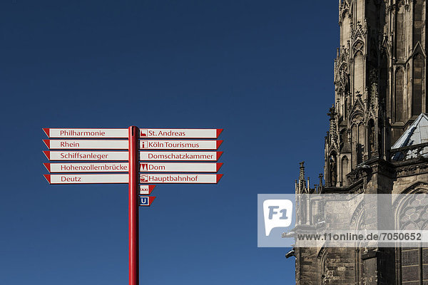Wegweiser am Kölner Dom Köln Nordrhein-Westfalen Deutschland Europa
