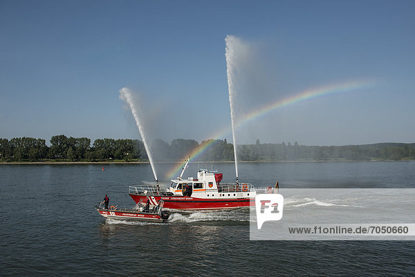 Übung der Feuerwehr Bonn  Feuerlöschboot mit 3 Löschfontänen in Begleitung eines kleineren Feuerwehrbootes  Bonn  Nordrhein-Westfalen  Deutschland  Europa