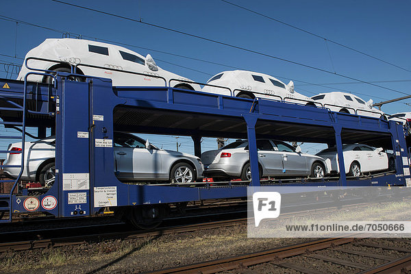 Neuwagen  Autos vom VW Werk Emden auf Autotransportwaggons  bereit zum Abtransport  Ostfriesland  Niedersachsen  Deutschland  Europa  ÖffentlicherGrund