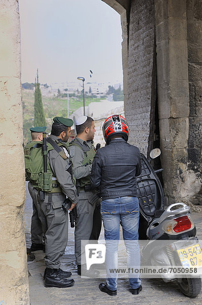 Israelische Soldaten kontrollieren einen Palästinenser mit Motorrad am Löwentor im Arabischen Viertel  Jerusalem  Israel  Vorderasien  Naher Osten