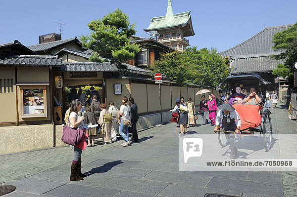 Street scene with tourists  pedestrian zone near Maruyama Park  Kyoto  Japan  East Asia  Asia