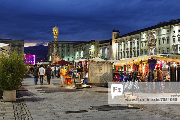 Markt zum Pflasterspektakel  Straßenkunst-Festival  Hauptplatz Linz  Oberösterreich  Österreich  Europa  ÖffentlicherGrund