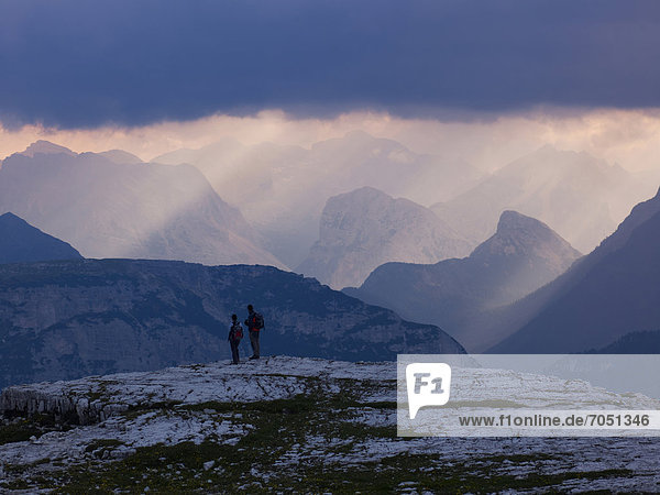 Wanderer im Nationalpark Dolomiti di Sesto  Sextener Dolomiten  Hochpustertal  Südtirol  Italien  Europa